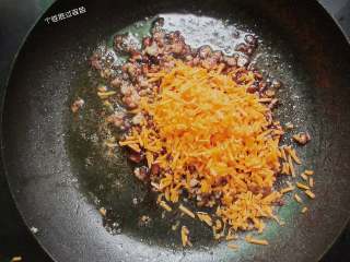 8、烧麦,最后加入胡萝卜丁，翻炒均匀关火