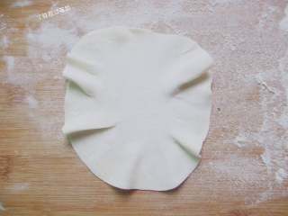 12、烧麦,买来的饺子皮需用擀面杖再擀大一些就好，最好让面皮形成这种波浪花边，包出的烧麦才好看。