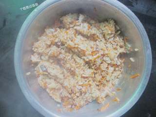 10、烧麦, 最后将炒好的馅儿跟煮好的糯米饭混合，用勺子搅拌均匀。