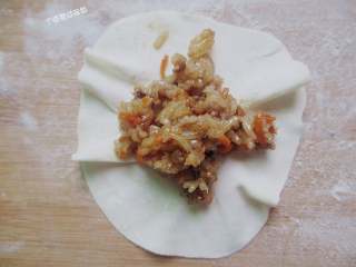 13、烧麦,将馅料包入饺子皮中