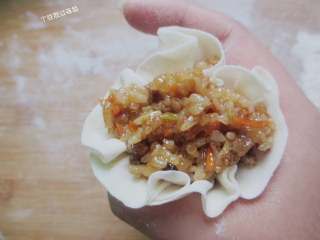 14、烧麦,将上面的封口用虎口捏紧