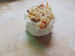 15、烧麦,收出小褶子来，微微露出馅儿即可。