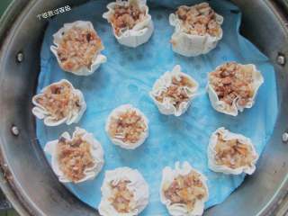 16、烧麦,放入蒸箱或蒸锅中，上汽后蒸十分钟即可出锅