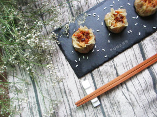 20、烧麦,在馅搅拌好以后，还可以尝尝咸淡，不够咸还可以再加入一些酱油或者盐进行调味。