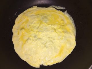 15、蛋包饭,中小火，倒入鸡蛋液，转动煎锅，使鸡蛋液转成圆形饼状，慢慢煎至凝固
