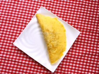 18、蛋包饭,将没放炒饭的另一半蛋皮盖到炒饭上