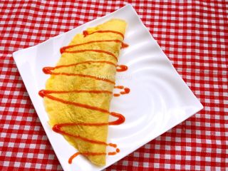 20、蛋包饭,将蕃茄酱挤到蛋皮上即可（如图）