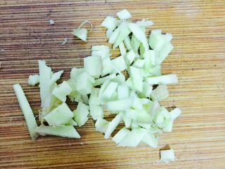 1、蒸菜不油腻——清蒸秋葵,姜切碎