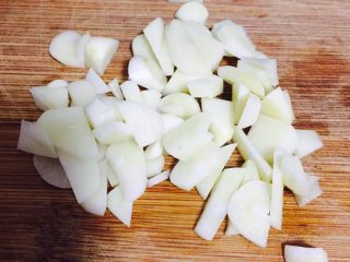 2、蒸菜不油腻——清蒸秋葵,蒜切末