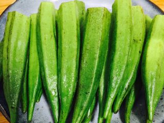 7、蒸菜不油腻——清蒸秋葵,然后整齐码放在盘中
