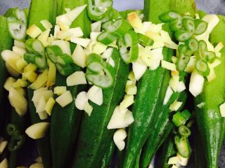 11、蒸菜不油腻——清蒸秋葵,把生抽、醋、酱油倒在一起调匀淋在秋葵表面