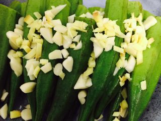 9、蒸菜不油腻——清蒸秋葵,一层姜末