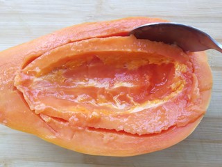 1、椰香木瓜鲜奶,木瓜去籽舀肉