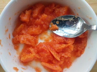 2、椰香木瓜鲜奶,捣成泥