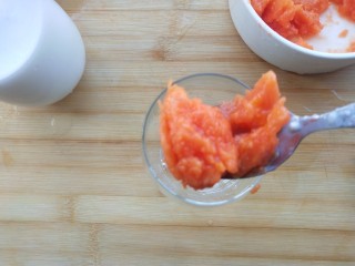 3、椰香木瓜鲜奶,放入杯底