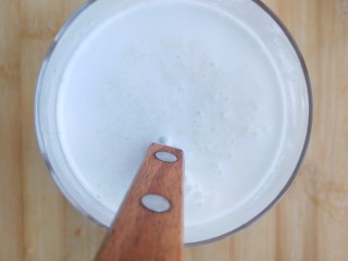 5、椰香木瓜鲜奶,椰奶粉冲开，用勺子引导奶流入放好木瓜泥的杯中