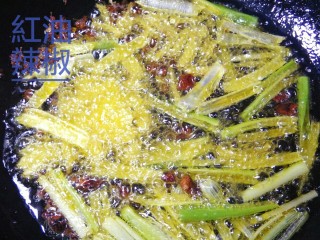 4、红油辣椒,开火热油，油量充足。油热5成，把花椒八角生姜 葱段蒜末放入暴香。