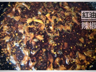 12、红油辣椒,关火，搅拌均匀，待油稍凉，铲出盛入器皿。