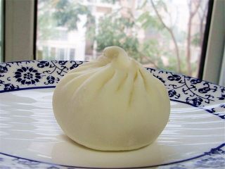 3、小丑趣味早餐 ,包好的包子盖上保鲜膜放置15分钟醒发