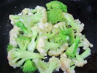6、小丑趣味早餐 ,切好的西兰花和花菜放在开水里焯水一下，然后放进炒锅内干煸，加入盐、鸡粉调味出锅备用