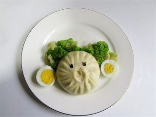 9、小丑趣味早餐 ,把炒好的西兰花菜、包子和另外备好的煮鸡蛋切开两瓣摆成小丑的脸蛋、耳朵、头发，眼睛可以用海苔剪也可以放两个蓝莓果装饰一下即可