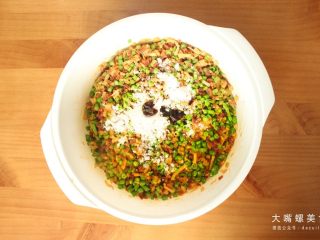 5、土豪炫富新高度：酸笋辣条饺子谁敢迎战？,将切好的辣条丁，豆角丁，酸笋丁倒入较大的容器内，加入适量生粉、蚝油、花生油，并搅拌均匀。饺子馅就完成了。（看起来好像还蛮好吃的样子~）