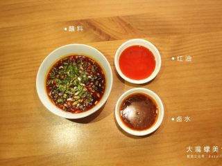 8、土豪炫富新高度：酸笋辣条饺子谁敢迎战？,在等待饺子出锅的时间可以先准备好蘸料。将红油（秘制红油）、卤水（1:3）倒入碗内，撒上些许葱花，搅拌均匀即可
