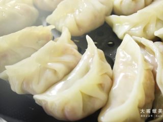 9、土豪炫富新高度：酸笋辣条饺子谁敢迎战？,出锅。将蒸好的饺子装入盘内（透过叫饺皮可以看到若隐若现的馅料，最显眼的依然是辣条的那一抹金黄~）