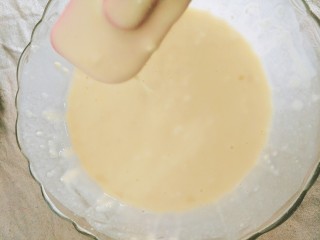 9、宝宝辅食    10M+ 超级松软的小米饼,面糊能成流线状滴落下来就可以了，如果这时候面糊很稀可以加入一些面粉，反之就加入一些清水。