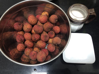 1、荔枝罐头➕ 玉雪肌肤罩绛纱,荔枝约780g，冰糖适量，食盐少许