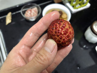 3、荔枝罐头➕ 玉雪肌肤罩绛纱,荔枝中间有一条横线