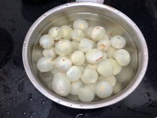 7、荔枝罐头➕ 玉雪肌肤罩绛纱,浸泡约1小时，盐水浸泡后的荔枝可以降低其火气，也可以去核后再浸泡