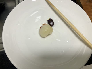 8、荔枝罐头➕ 玉雪肌肤罩绛纱,荔枝，用筷子一捅，就可以轻松去核，