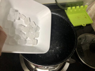 11、荔枝罐头➕ 玉雪肌肤罩绛纱,加入适量冰糖，根据自己口味调节甜度，搅拌到冰糖溶化