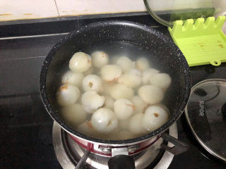 12、荔枝罐头➕ 玉雪肌肤罩绛纱,加入荔枝肉，中火煮开，荔枝浮起