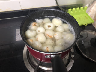 13、荔枝罐头➕ 玉雪肌肤罩绛纱,转小火，再煮5到10分钟，关火