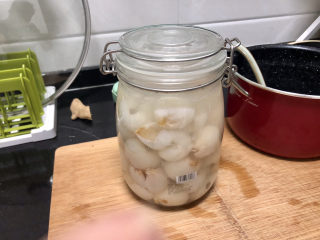 15、荔枝罐头➕ 玉雪肌肤罩绛纱,放到不烫手的荔枝肉连糖水一起倒入瓶中，放入冰箱冷藏。阿晨冷藏了一夜，第二天吃正好。因为没有任何防腐剂，所以最好尽快吃完。