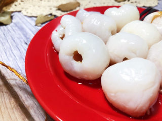 18、荔枝罐头➕ 玉雪肌肤罩绛纱,这道荔枝罐头，做法简单，安全健康，荔枝肉清甜可口，太好吃了。喜欢的小伙伴们快来试试看吧????