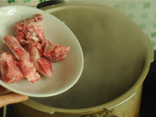 4、裙边腐竹排骨汤,排骨和清水一起入锅