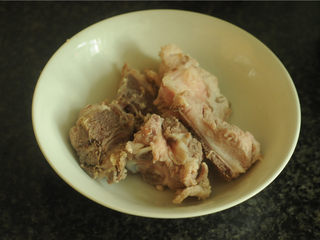 5、裙边腐竹排骨汤,开锅汆烫后捞出来沥干水