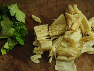 9、裙边腐竹排骨汤,腐竹和芹菜叶切成段