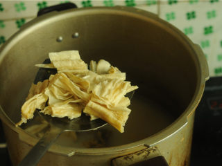 10、裙边腐竹排骨汤,打开高压锅，将腐竹放进去，再次煮开后烧一分钟