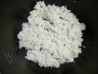 1、#圆土豆#火腿黄金炒饭,剩米饭首先用油把它弄散,这样等下炒的时候可以省出很多时间