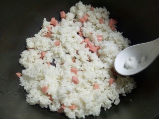 3、#圆土豆#火腿黄金炒饭,然后就是放入一点点盐,搅拌均匀!