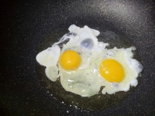 4、#圆土豆#火腿黄金炒饭,锅里面放油,打入两个鸡蛋,记得用筷子搅散