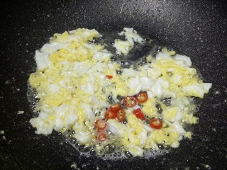 5、#圆土豆#火腿黄金炒饭,搅散后的鸡蛋可以放入一点辣椒进去,或者改成辣椒酱也是可以的