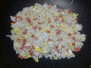 7、#圆土豆#火腿黄金炒饭,炒到这种粒粒分离最好吃,为什么用大火,这样可以最快的时间内蒸发米饭的水份