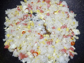 8、#圆土豆#火腿黄金炒饭,然后加入一点点老抽,上个颜色