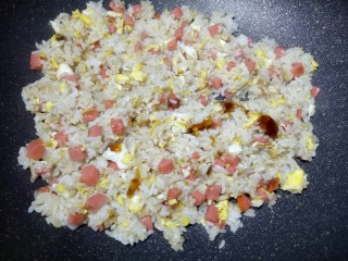 9、#圆土豆#火腿黄金炒饭,加入一些蚝油,个人觉得加了蚝油味道会好许多