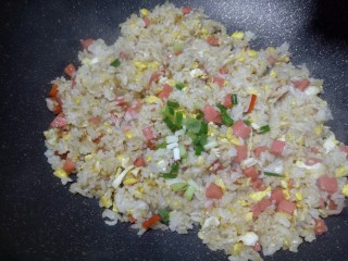 10、#圆土豆#火腿黄金炒饭,出锅前撒一点葱花,在翻炒一下,就可以了!